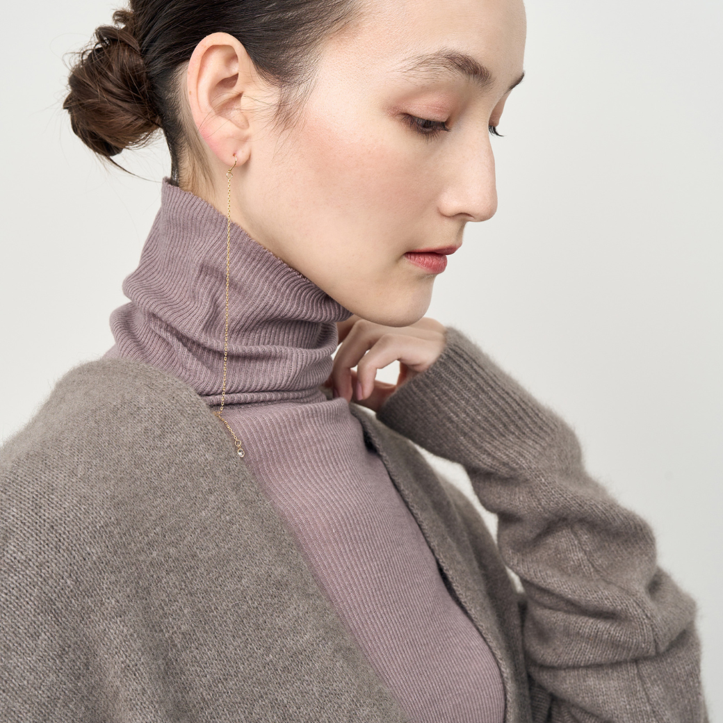 春までずっと活躍。カシミヤ混タールネックカットソーのこだわりと 